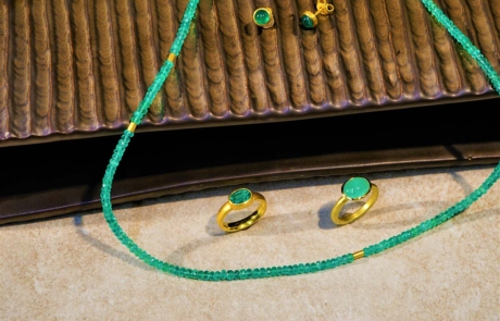 Smaragdkette mit 18-Karat Goldschließe Smaragdring in 18-Karat Gold Smaragdohrringe in 18-Karat-Gold